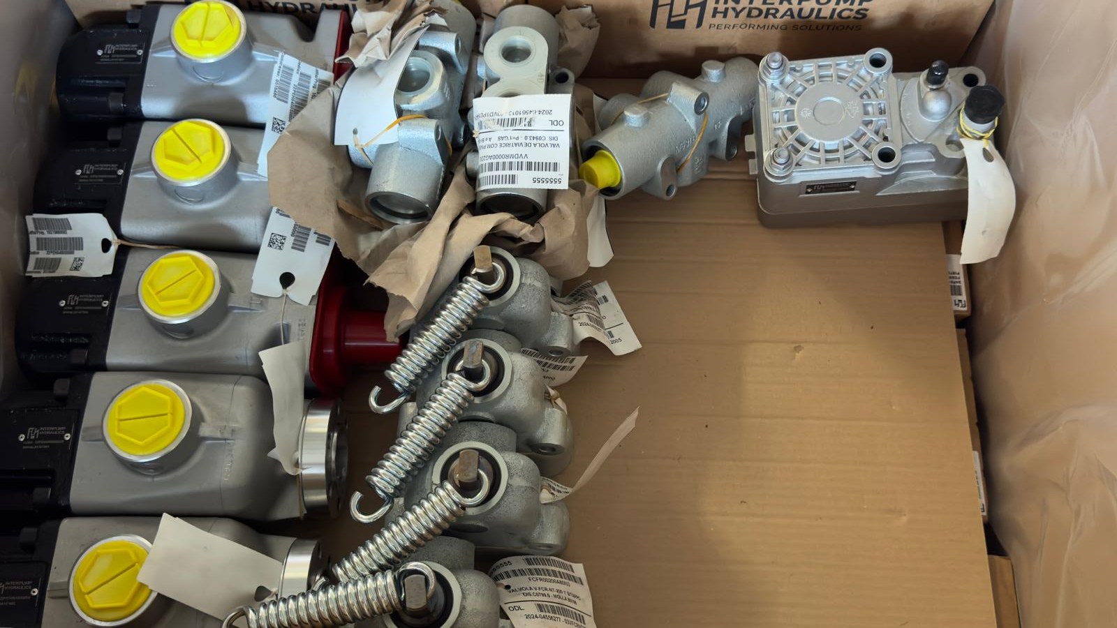 Componenti idraulici Interpump Hydraulics pronti in magazzino